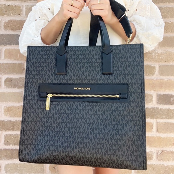 Michael Kors Handbags - NWT Michael Kors Signature Large Tote Bag